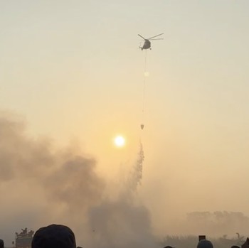 Horor! TPA Jatiwaringin Kebakaran Dahsyat, Helikopter Turun Gunung