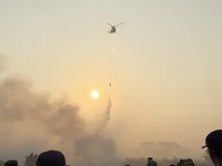 Horor! TPA Jatiwaringin Kebakaran Dahsyat, Helikopter Turun Gunung