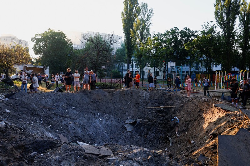 Sebuah ledakan menerangi langit di atas kota selama serangan rudal dan pesawat tak berawak Rusia, di tengah serangan Rusia terhadap Ukraina, di Kyiv, Ukraina, 2 Juli 2026. (REUTERS/Anna Voitenko)