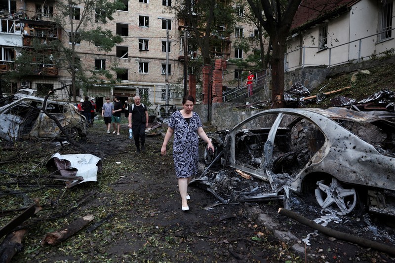 Sebuah ledakan menerangi langit di atas kota selama serangan rudal dan pesawat tak berawak Rusia, di tengah serangan Rusia terhadap Ukraina, di Kyiv, Ukraina, 2 Juli 2026. (REUTERS/Anna Voitenko)