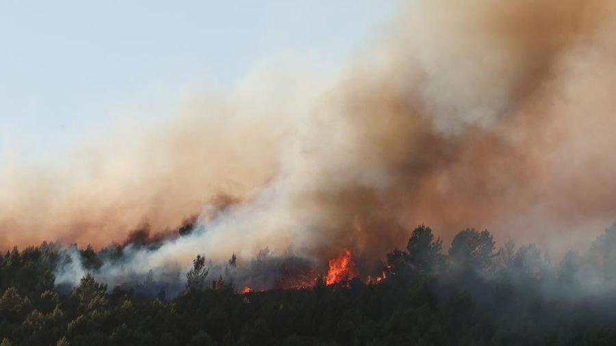 Asap mengepul saat kebakaran hutan melanda Pouzols-Minervois dekat Narbonne, Prancis, 2 Juli 2026.