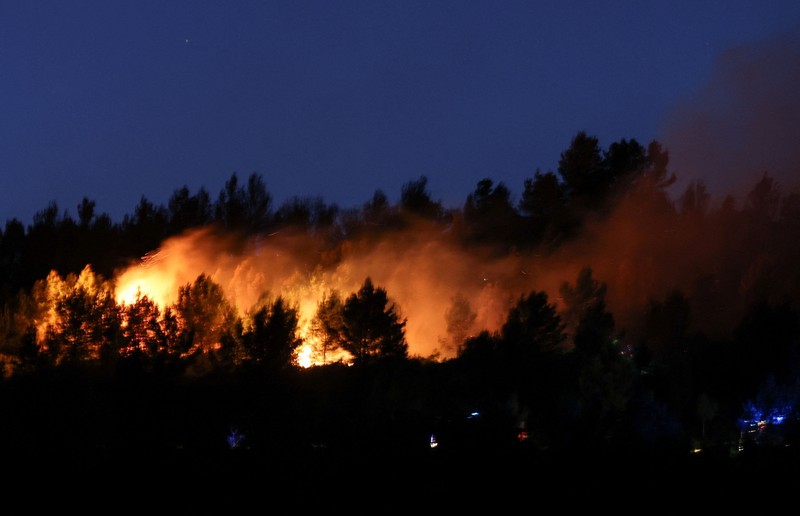 Petugas pemadam kebakaran bekerja saat kebakaran hutan berkobar di Pouzols-Minervois dekat Narbonne, Prancis, 3 Juli 2026. (REUTERS/Alexandre Dimou)