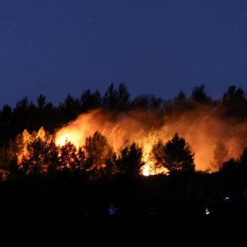 Kebakaran hutan melanda Pouzols-Minervois dekat Narbonne, Prancis, 2 Juli 2026. (REUTERS/Alexandre Dimou)