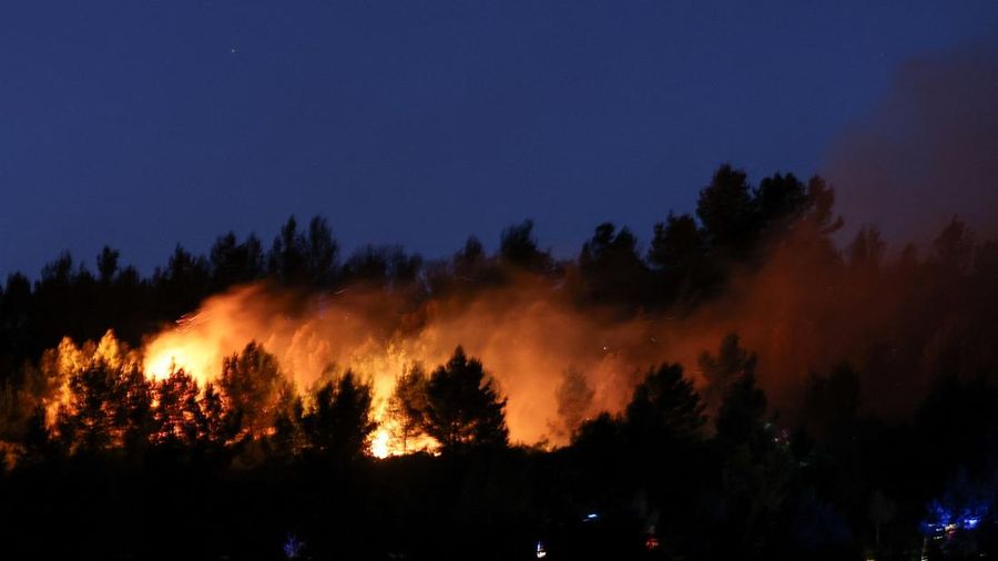 Kebakaran hutan melanda Pouzols-Minervois dekat Narbonne, Prancis, 2 Juli 2026.