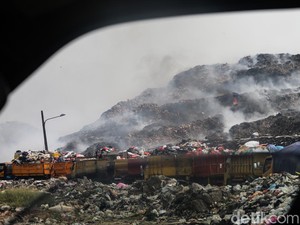 Video: Kondisi Perumahan Diselimuti Asap Imbas TPA Jatiwaringin Kebakaran