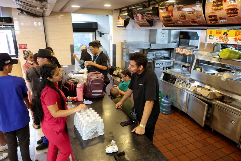 Orang-orang menerima perawatan di klinik hewan darurat dan tempat triase untuk manusia di dalam restoran McDonald's, setelah gempa bumi, di La Guaira, Venezuela, 2 Juli 2026. (REUTERS/Ricardo Arduengo)