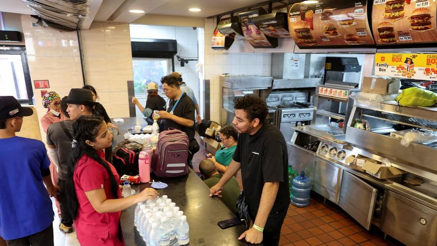 Klinik hewan darurat dan ruang triase untuk manusia di dalam restoran McDonald's, setelah gempa bumi, di La Guaira, Venezuela, 2 Juli 2026.