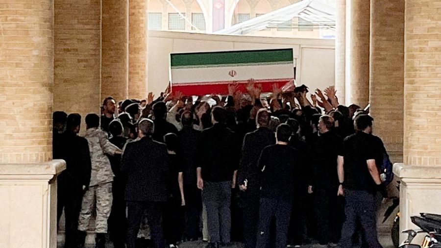Orang-orang membawa peti jenazah mendiang Pemimpin Tertinggi Iran Ayatollah Ali Khamenei di Masjid Agung Imam Khomeini, pada hari para delegasi internasional berpartisipasi dalam upacara perpisahan untuk Khamenei, yang tewas pada 28 Februari selama serangan udara Israel dan AS di Iran, di Teheran, Iran, Jumat (3/7/2026). (via REUTERS/Majid Asgaripour)