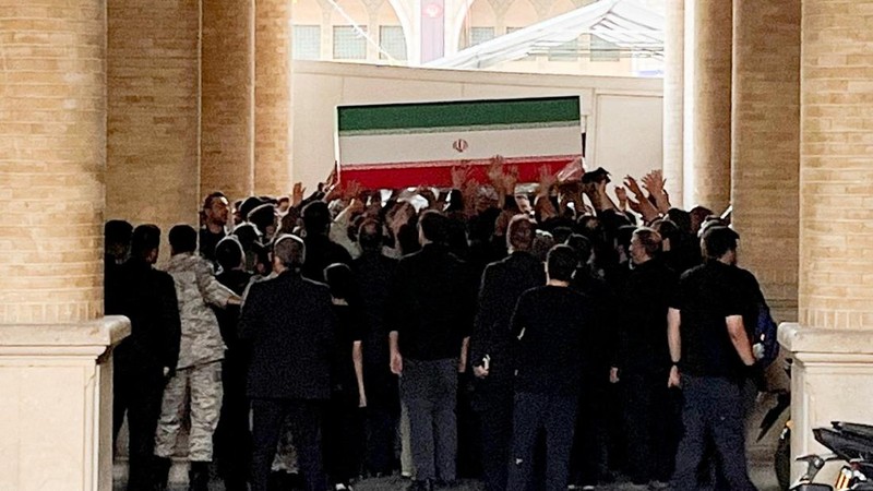 Orang-orang membawa peti jenazah mendiang Pemimpin Tertinggi Iran Ayatollah Ali Khamenei di Masjid Agung Imam Khomeini, pada hari para delegasi internasional berpartisipasi dalam upacara perpisahan untuk Khamenei, yang tewas pada 28 Februari selama serangan udara Israel dan AS di Iran, di Teheran, Iran, Jumat (3/7/2026). (via REUTERS/Majid Asgaripour)