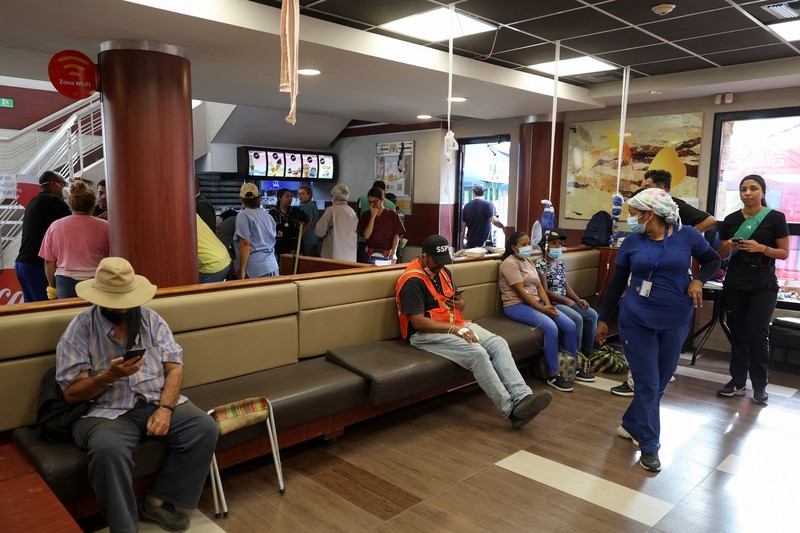 Orang-orang menerima perawatan di klinik hewan darurat dan tempat triase untuk manusia di dalam restoran McDonald's, setelah gempa bumi, di La Guaira, Venezuela, 2 Juli 2026. (REUTERS/Ricardo Arduengo)
