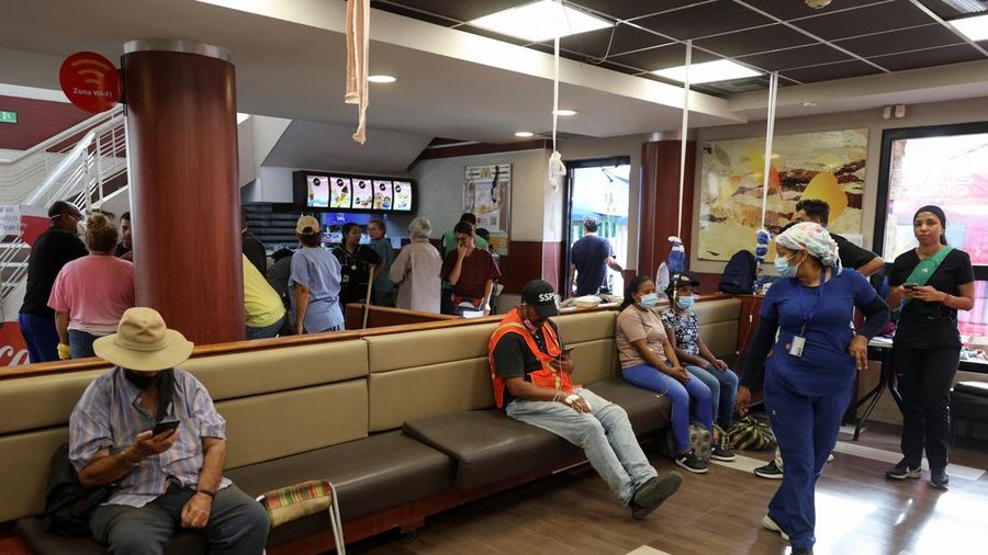 Orang-orang menerima perawatan di klinik hewan darurat dan tempat triase untuk manusia di dalam restoran McDonald's, setelah gempa bumi, di La Guaira, Venezuela, 2 Juli 2026. (REUTERS/Ricardo Arduengo)