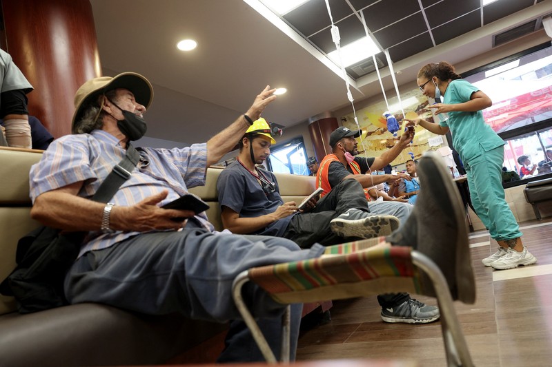 Orang-orang menerima perawatan di klinik hewan darurat dan tempat triase untuk manusia di dalam restoran McDonald's, setelah gempa bumi, di La Guaira, Venezuela, 2 Juli 2026. (REUTERS/Ricardo Arduengo)