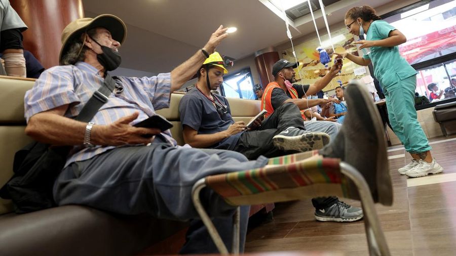 Orang-orang menerima perawatan di klinik hewan darurat dan tempat triase untuk manusia di dalam restoran McDonald's, setelah gempa bumi, di La Guaira, Venezuela, 2 Juli 2026.