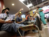 Orang-orang menerima perawatan di klinik hewan darurat dan tempat triase untuk manusia di dalam restoran McDonald's, setelah gempa bumi, di La Guaira, Venezuela, 2 Juli 2026. (REUTERS/Ricardo Arduengo)
