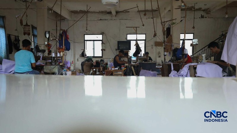 Pekerja menyelesaikan produksi pakain sekolah di konveksi rumahan kawasan Jakarta, Jumat (3/7/2026).