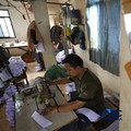 Pekerja menyelesaikan produksi pakain sekolah di konveksi rumahan kawasan Jakarta, Jumat (3/7/2026). (CNBC Indonesia/Tri Susilo)