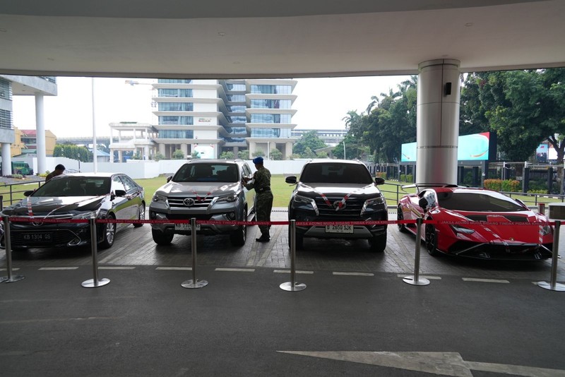 Penampakan mobil-mobil yang disita Kejagung dari kasus tambang di Kalbar (dok. Kejagung)