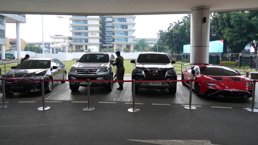 Penampakan mobil-mobil yang disita Kejagung dari kasus tambang di Kalbar (dok. Kejagung)