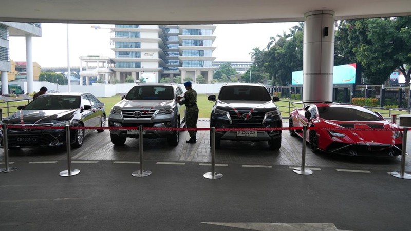 Penampakan mobil-mobil yang disita Kejagung dari kasus tambang di Kalbar (dok. Kejagung)