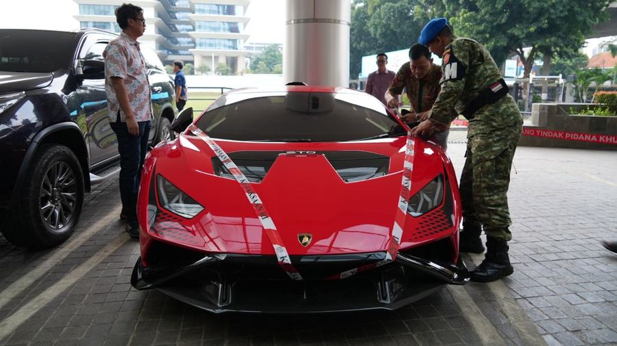 Penampakan mobil-mobil yang disita Kejagung dari kasus tambang di Kalbar (dok. Kejagung)