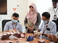 Kantor Perwakilan Bank Indonesia (BI) Tegal melayani penukaran uang rupiah rusak milik seorang warga Kabupaten Batang yang terdampak banjir rob.  Total uang tersebut mencapai Rp 1,54 miliar.