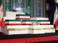 Peti jenazah mendiang Pemimpin Tertinggi Iran Ayatollah Ali Khamenei dan anggota keluarganya dipajang pada hari delegasi internasional berpartisipasi dalam upacara perpisahan untuk Khamenei, yang tewas pada 28 Februari selama serangan udara Israel da