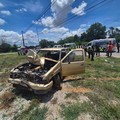 Petugas medis darurat bekerja di samping kendaraan yang rusak akibat ditabrak oleh seorang bocah berusia 11 tahun yang menabrak sekelompok biksu Buddha di pinggir jalan di Mukdahan, Thailand, Kamis (2/7/2026). (via REUTERS/Ruamjai Mukdahan Rescue)
