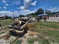 Petugas medis darurat bekerja di samping kendaraan yang rusak akibat ditabrak oleh seorang bocah berusia 11 tahun yang menabrak sekelompok biksu Buddha di pinggir jalan di Mukdahan, Thailand, Kamis (2/7/2026). (via REUTERS/Ruamjai Mukdahan Rescue)