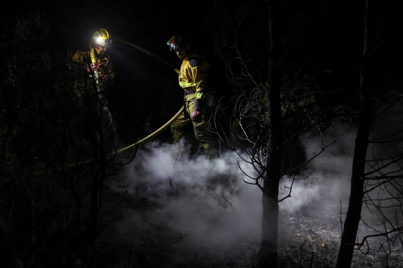 Petugas pemadam kebakaran bekerja saat kebakaran hutan berkobar di Pouzols-Minervois dekat Narbonne, Prancis, 3 Juli 2026. (REUTERS/Alexandre Dimou)