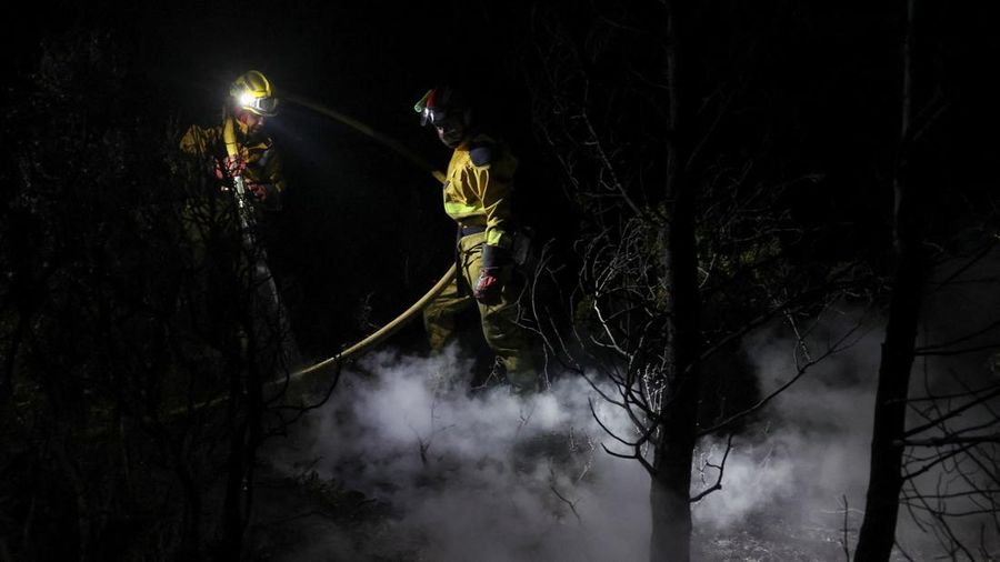 Petugas pemadam kebakaran bekerja saat kebakaran hutan berkobar di Pouzols-Minervois dekat Narbonne, Prancis, 3 Juli 2026. (REUTERS/Alexandre Dimou)