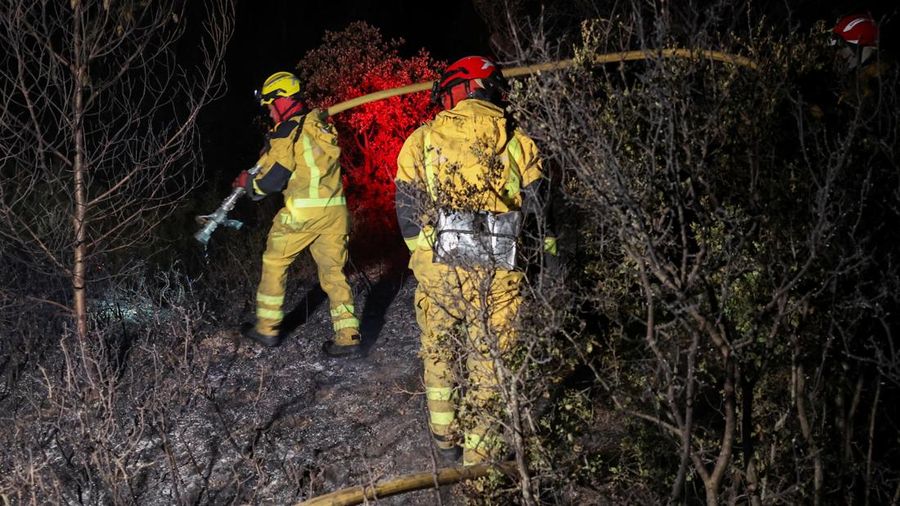 Petugas pemadam kebakaran bekerja saat kebakaran hutan berkobar di Pouzols-Minervois dekat Narbonne, Prancis, 3 Juli 2026.
