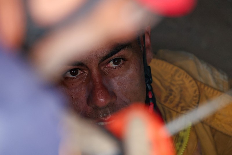 Tim penyelamat berada di pintu masuk tempat parkir mal tempat korban selamat Hernan Alberto Gil terjebak di antara reruntuhan ruang bawah tanah selama lebih dari seminggu setelah gempa bumi, di Playa Grande, La Guaira, Venezuela, 1 Juli 2026, dalam cuplikan layar yang diambil dari video yang dibagikan. (REUTERS TV via REUTERS)