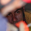 Seorang petugas pemadam kebakaran Brasil bekerja di lokasi bangunan yang runtuh akibat gempa bumi 24 Juni, di La Guaira, Venezuela, 2 Juli 2026. (REUTERS/Leonardo Fernandez Viloria)