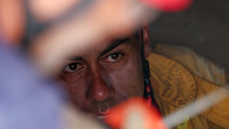 Seorang petugas pemadam kebakaran Brasil bekerja di lokasi bangunan yang runtuh akibat gempa bumi 24 Juni, di La Guaira, Venezuela, 2 Juli 2026.
