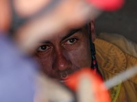 Seorang petugas pemadam kebakaran Brasil bekerja di lokasi bangunan yang runtuh akibat gempa bumi 24 Juni, di La Guaira, Venezuela, 2 Juli 2026. (REUTERS/Leonardo Fernandez Viloria)