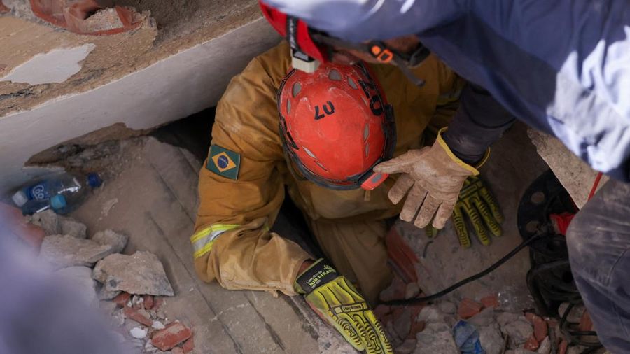 Seorang petugas pemadam kebakaran Brasil bekerja di lokasi bangunan yang runtuh akibat gempa bumi 24 Juni, di La Guaira, Venezuela, 2 Juli 2026. (REUTERS/Leonardo Fernandez Viloria)