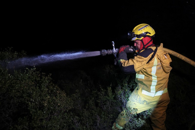 Petugas pemadam kebakaran bekerja saat kebakaran hutan berkobar di Pouzols-Minervois dekat Narbonne, Prancis, 3 Juli 2026. (REUTERS/Alexandre Dimou)