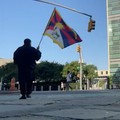 Seorang pria yang diidentifikasi oleh Voice of Tibet, sebuah media yang mewakili warga Tibet di pengasingan, sebagai aktivis Tibet Lobga Rangzen, berjalan sambil membawa bendera Tibet di dekat markas besar Perserikatan Bangsa-Bangsa, sebelum membakar