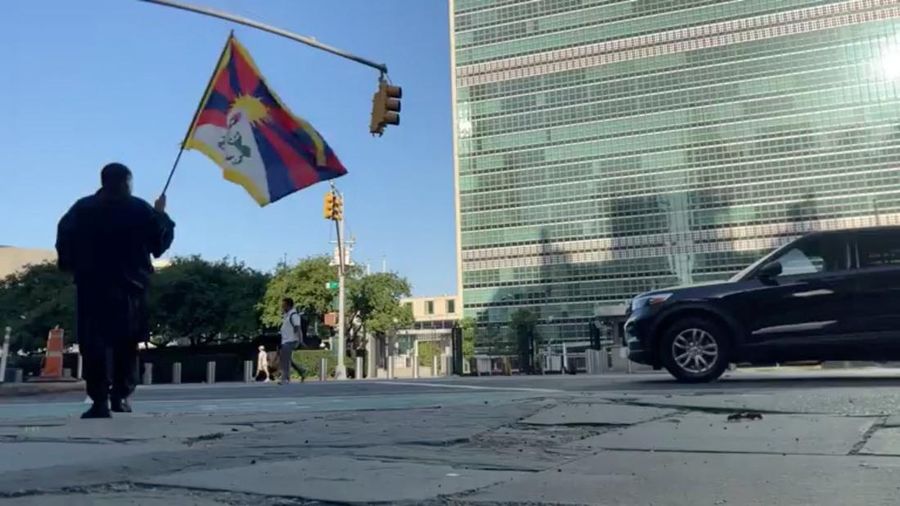 Seorang pria yang diidentifikasi oleh Voice of Tibet, sebuah media yang mewakili warga Tibet di pengasingan, sebagai aktivis Tibet Lobga Rangzen, berjalan sambil membawa bendera Tibet di dekat markas besar Perserikatan Bangsa-Bangsa, sebelum membakar