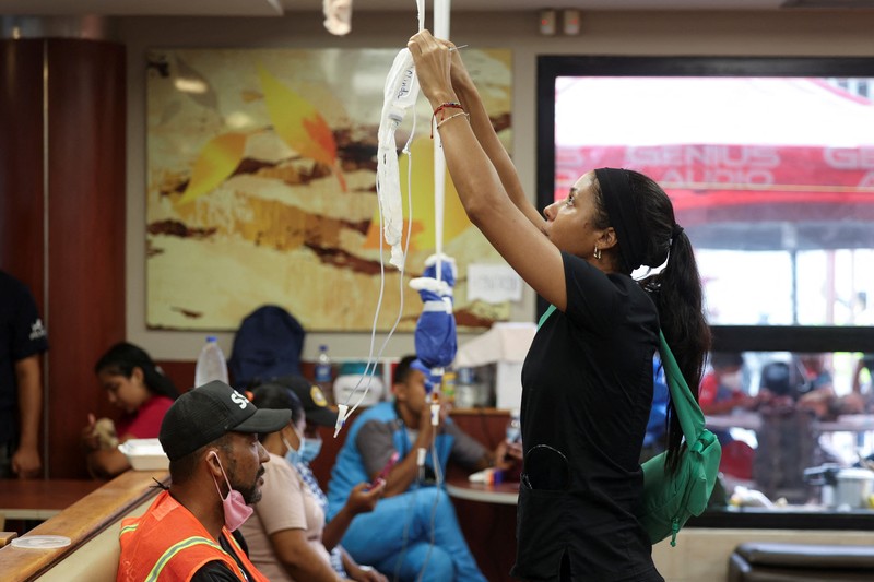 Orang-orang menerima perawatan di klinik hewan darurat dan tempat triase untuk manusia di dalam restoran McDonald's, setelah gempa bumi, di La Guaira, Venezuela, 2 Juli 2026. (REUTERS/Ricardo Arduengo)