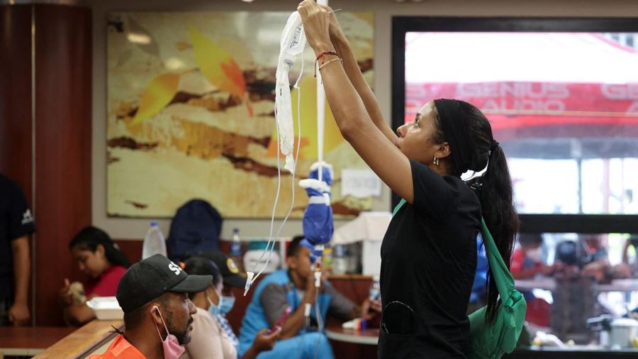 Seorang wanita bekerja di klinik hewan darurat dan tempat triase untuk manusia di dalam restoran McDonald's, setelah gempa bumi, di La Guaira, Venezuela, 2 Juli 2026.