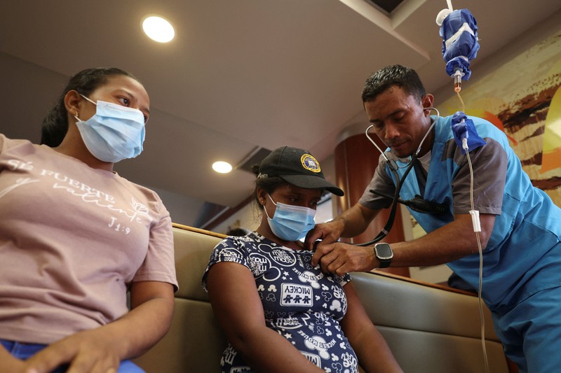 Orang-orang menerima perawatan di klinik hewan darurat dan tempat triase untuk manusia di dalam restoran McDonald's, setelah gempa bumi, di La Guaira, Venezuela, 2 Juli 2026. (REUTERS/Ricardo Arduengo)