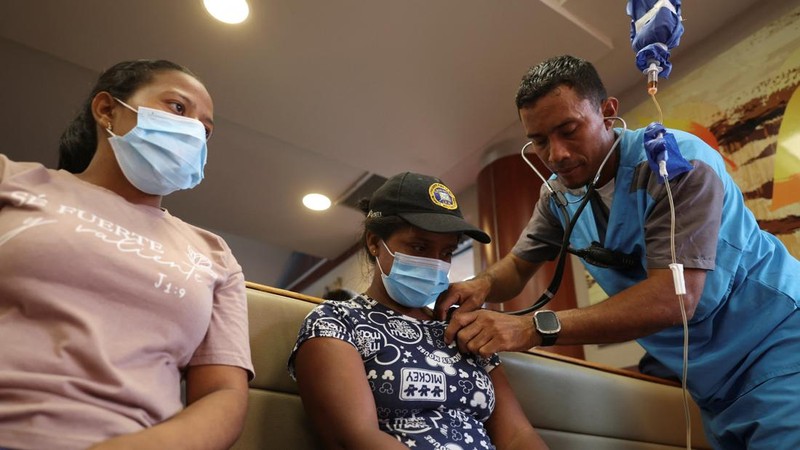 Seseorang menerima perawatan di klinik hewan darurat dan tempat triase untuk manusia di dalam restoran McDonald's, setelah gempa bumi, di La Guaira, Venezuela, 2 Juli 2026.