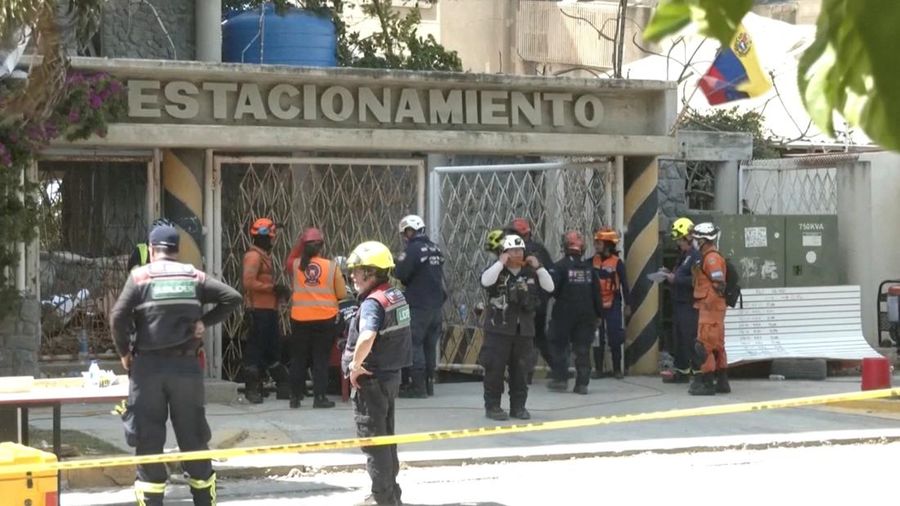 Tim penyelamat berada di pintu masuk tempat parkir mal tempat korban selamat Hernan Alberto Gil terjebak di antara reruntuhan ruang bawah tanah selama lebih dari seminggu setelah gempa bumi, di Playa Grande, La Guaira, Venezuela, 1 Juli 2026, dalam c