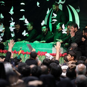 Potret Peti Jenazah Ayatollah Ali Khamenei Ditampilkan, Tangisan Pecah