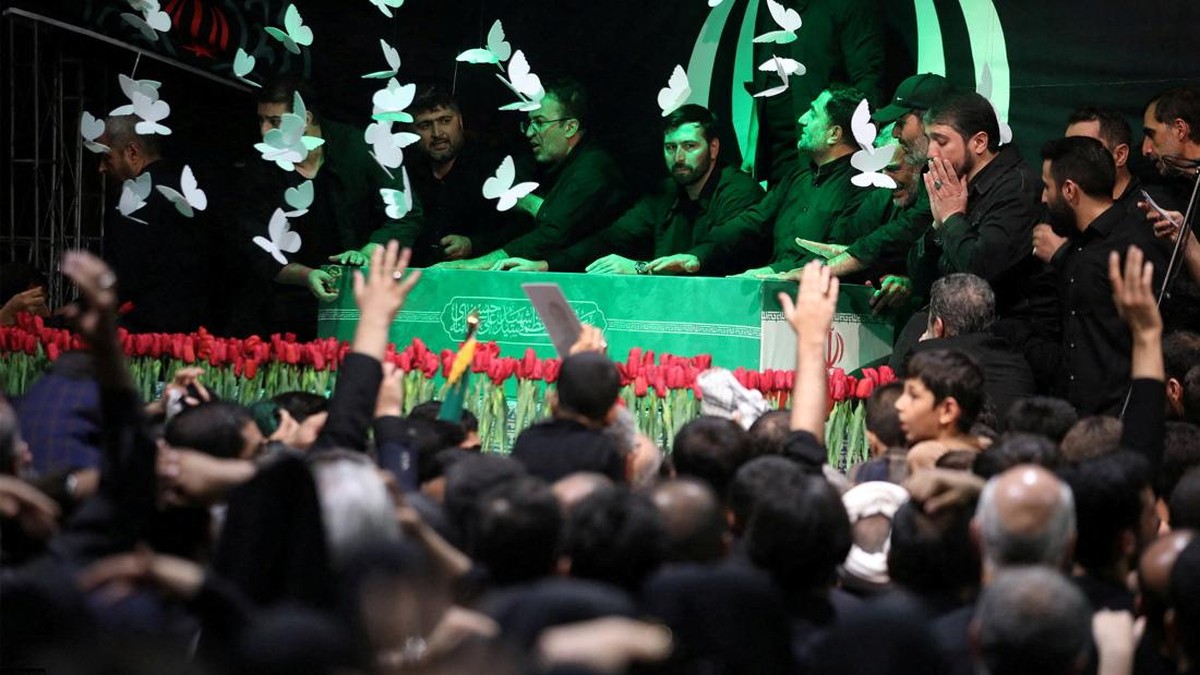 Lautan Manusia Berduka di Pemakanan Khamenei, Serukan Balas Dendam