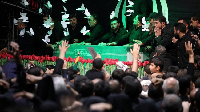 Lautan Manusia Berduka di Pemakaman Khamenei, Serukan Balas Dendam