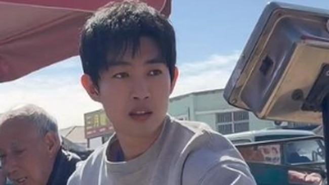 Aktor China Jadi Korban AI, Banting Setir Jualan Sayur di Pasar