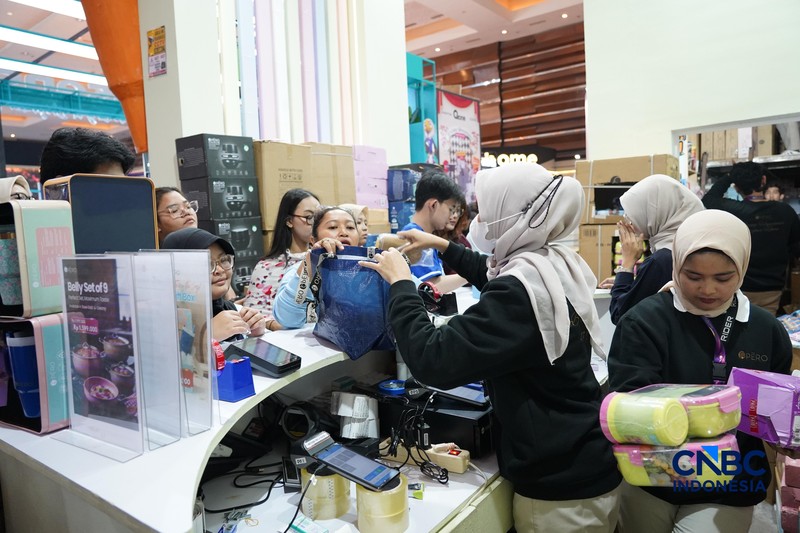 Ribuan pengunjung memadati Jakarta Fair 2026 atau Pekan Raya Jakarta kawasan JIExpo Kemayoran, Jakarta Pusat, pada Sabtu (4/7/2026).  (CNBC Indonesia/Tias Budiarto)