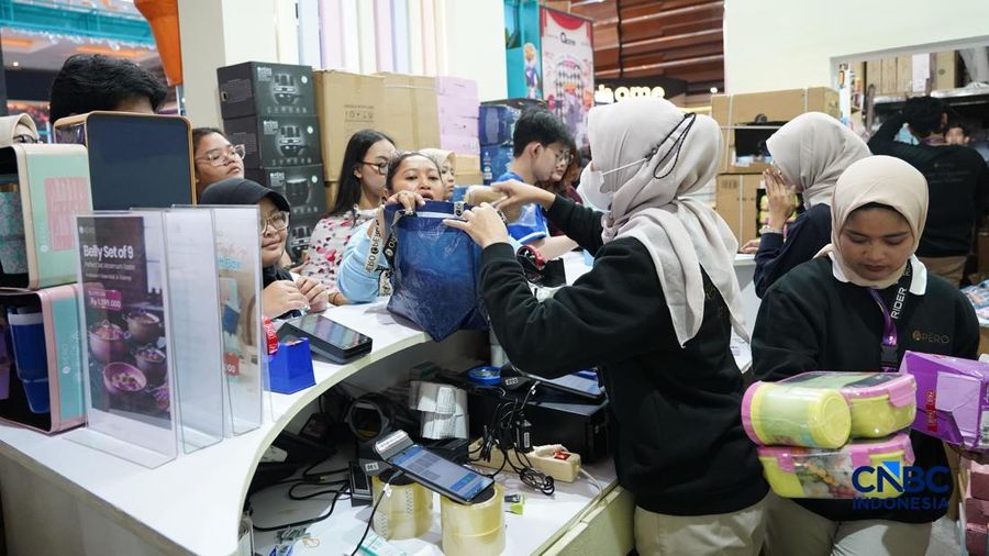 Ribuan pengunjung memadati Jakarta Fair 2026 atau Pekan Raya Jakarta kawasan JIExpo Kemayoran, Jakarta Pusat, pada Sabtu (4/7/2026). (CNBC Indonesia/Tias Budiarto)